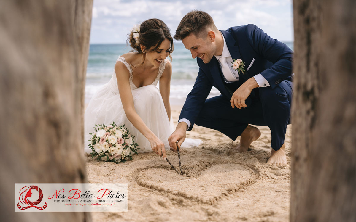 Photographe de mariage à Saint-Malo, couple de mariés en bord de mer dans une ambiance naturelle et élégante