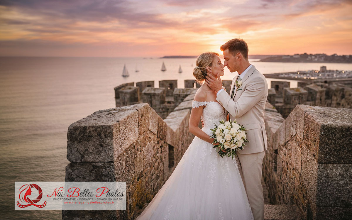 Photographe capturant une séance Pre‑wedding entre mer et remparts à Saint‑Malo