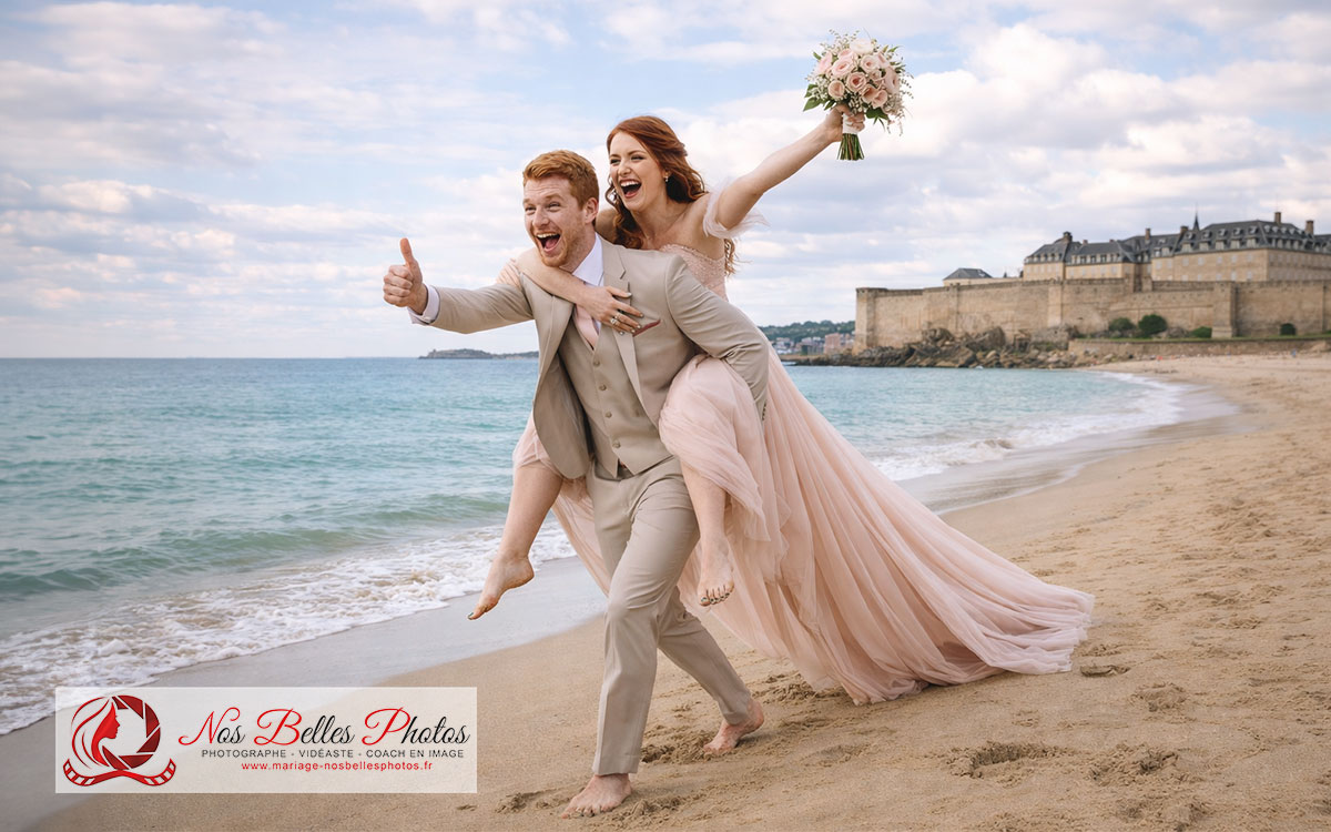 Séance photo de mariage à Dinard – couple joyeux en bord de mer
