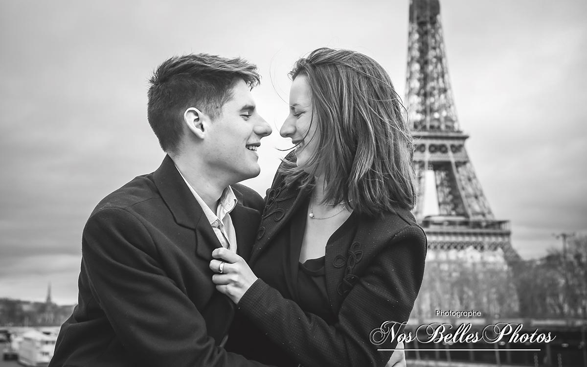 Séance engagement Paris, photographe couple à Paris