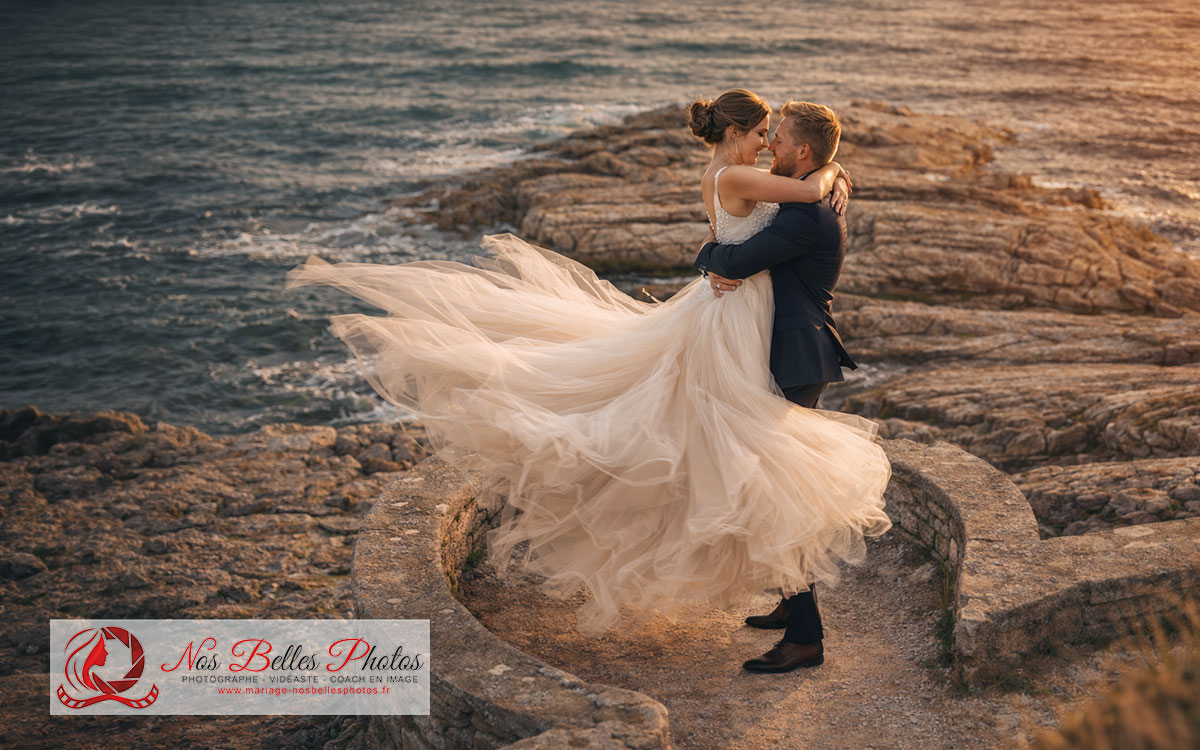 Shooting photo couple après mariage à Cancale au coucher du soleil en bord de mer